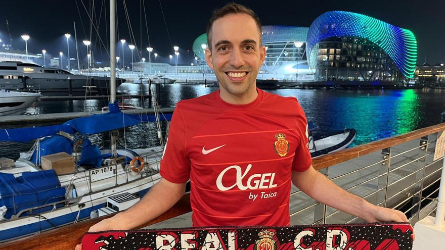 Adrián Negre posa con los colores del Mallorca ante el hotel W de Abu Dhabi.