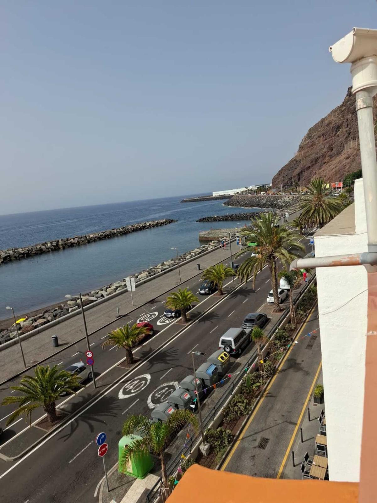 Colas por el carril bus en la playa de Las Teresitas