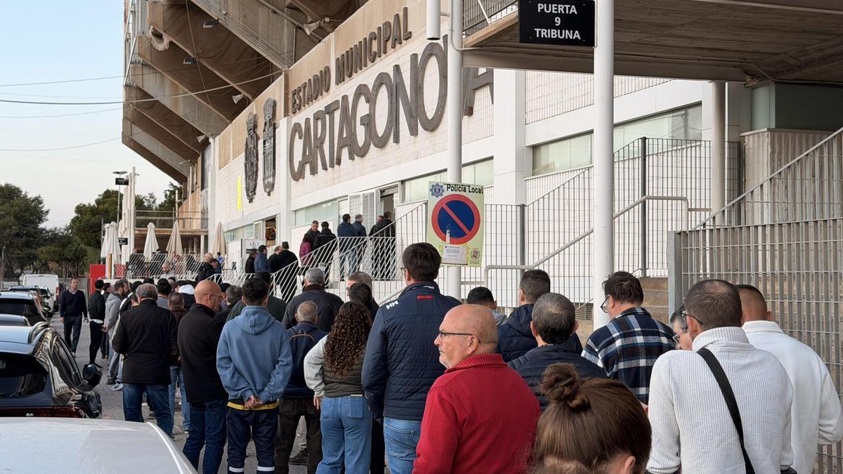 Largas colas de aficionados albinegros en las oficinas del Cartagonova.