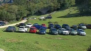 Foro Laviana denuncia ante el Seprona el "estacionamiento masivo" de coches en la zona de "pastos comunales" de la Campa Gües de asistentes al homenaje a los represaliados del pozo Funeres, organizado por el PSOE