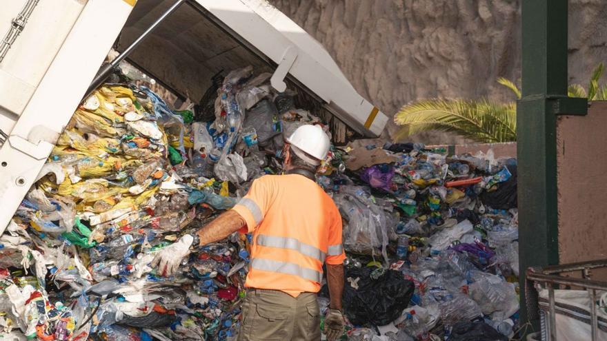 Un trabajador del complejo ambiental de El Revolcadero durante las labores de descarga de residuos.