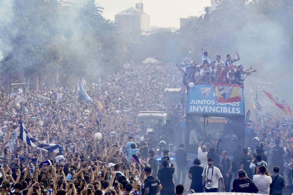 El malaguismo se echa a la calle: las mejores imágenes de la rúa del Málaga CF