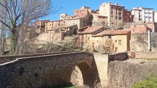El fronterizo pueblo de Teruel con un hermano gemelo y un puente medieval