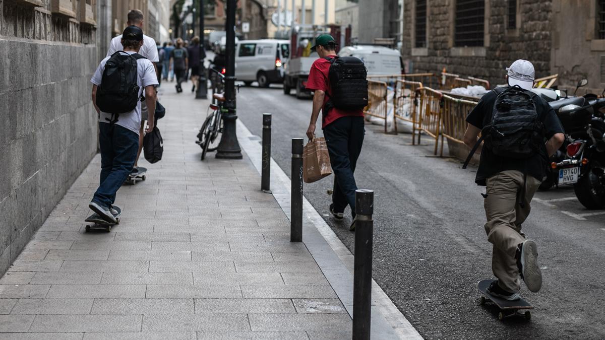 Un grupo de jóvenes circula en monopatín por una zona peatonal, desde el punto de vista de la Ordenanza Cívica, algo potencialmente peligroso.