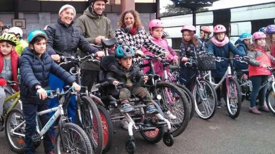 El colegio Cervantes celebra un recorrido en bici por La Calzada