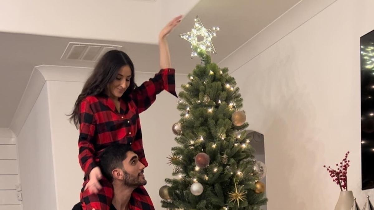 Santi Aldama coloca junto a su novia, Pilar Barquin, la estrella navideña en el árbol