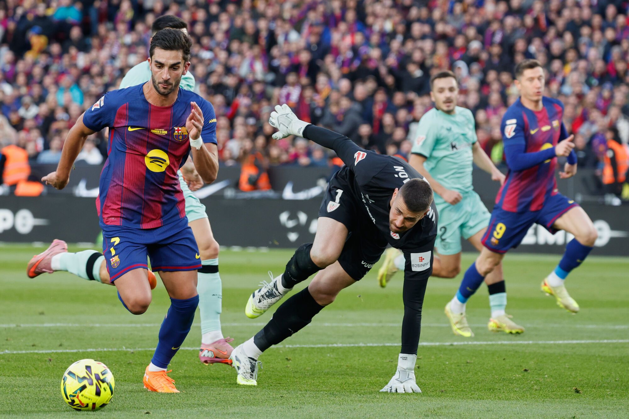 Barcelona's Ferran Torres tries to score by Athletic Bilbao's goalkeeper Unai Simonduring a La Liga soccer match between Barcelona and Athletic in Barcelona, Spain, Saturday, Nov. 22, 2025. AP Photo/Joan Monfort)