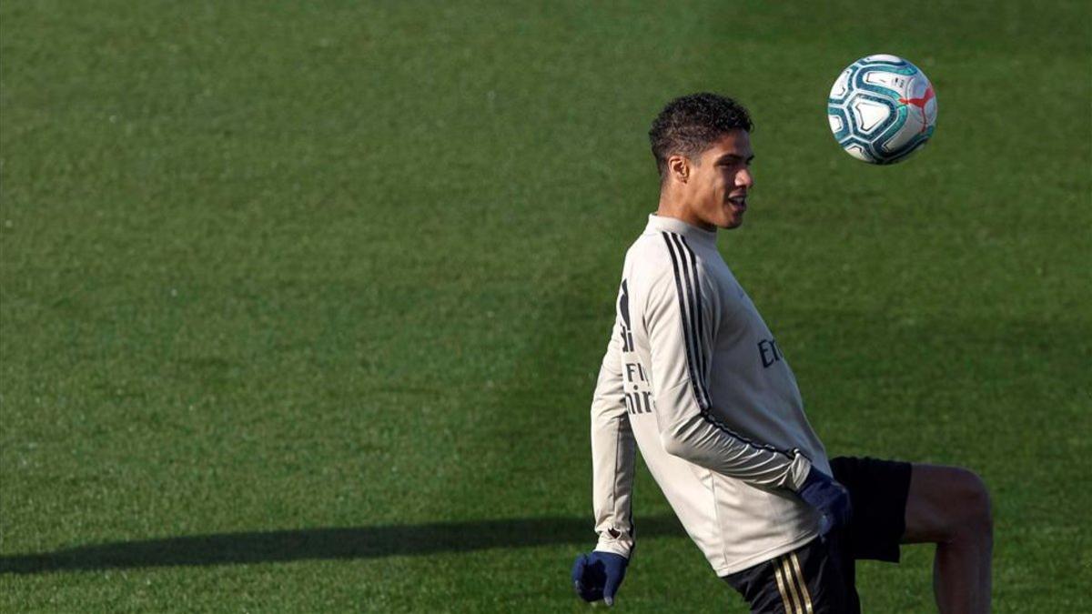 Raphaël Varane, defensa central del Real Madrid, durante un entrenamiento