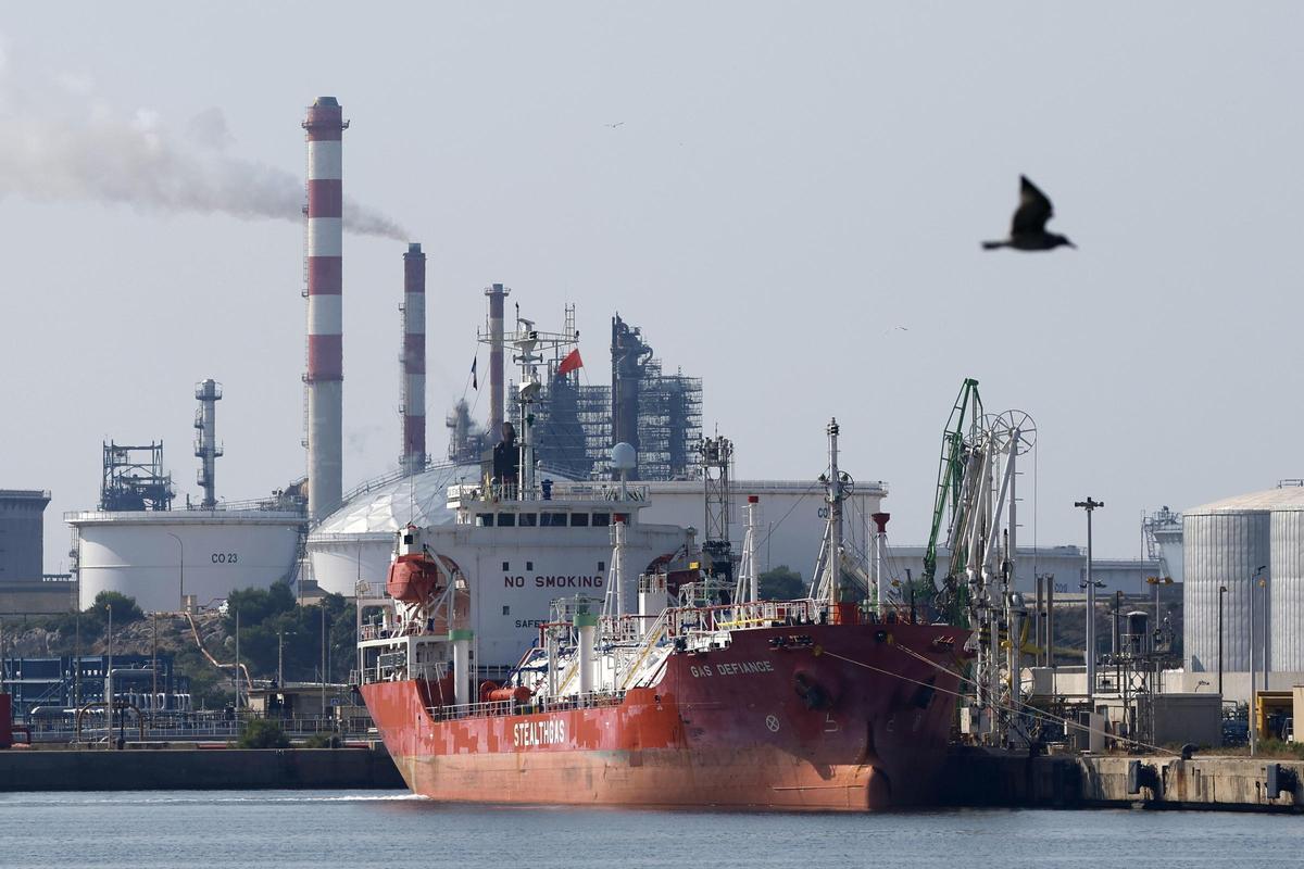 Un barco frente a una refinería de petróleo en Francia, este lunes.