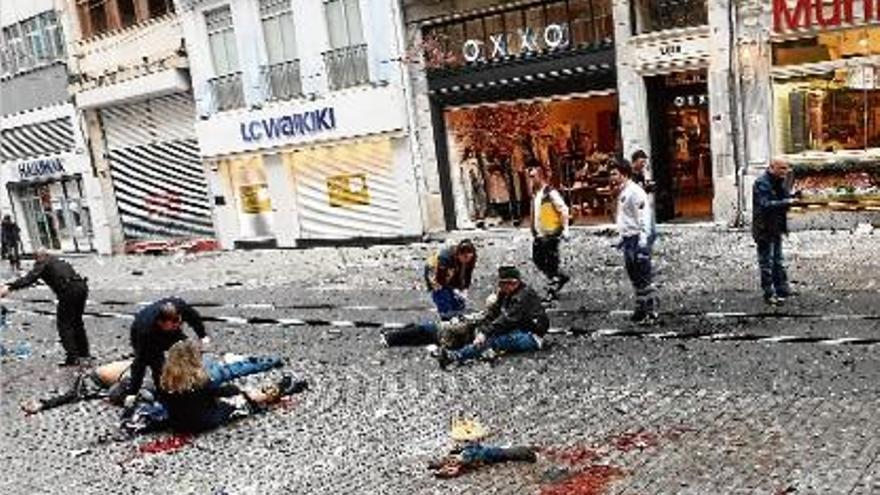 Metges atenen diversos ferits després d&#039;un atemptat suïcida al carrer Istiklal a Istanbul, Turquia