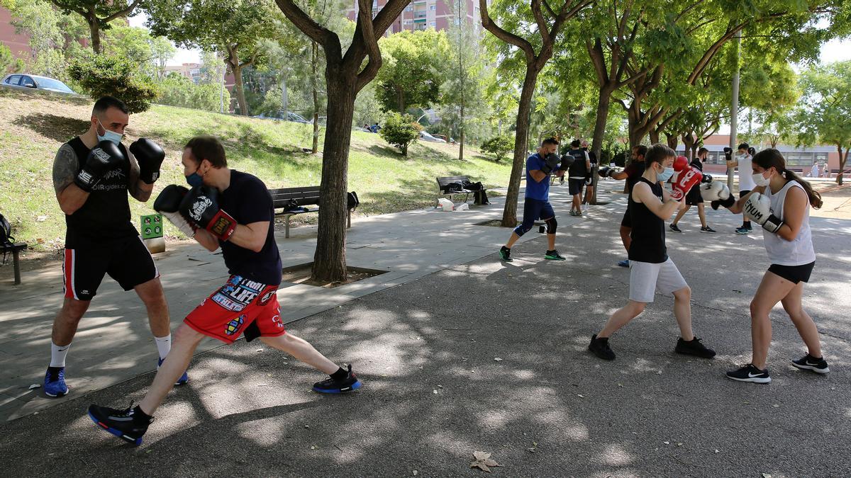 Clase de boxeo de Dir en los Jardines de Can Brasó, la semana pasada.