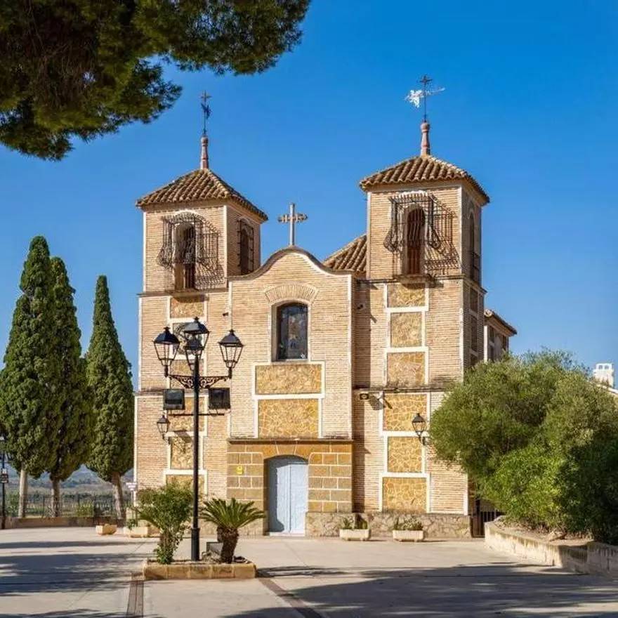 Parece la Toscana, pero es la Región de Murcia: el precioso pueblo medieval de casitas de colores, castillo del siglo XVI y baños termales ideal para este puente de mayo
