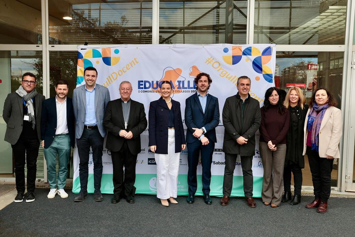 En el centro, el obispo Sebastià Taltavull, Marga Prohens, y el conseller Antoni Vera, entre otros, en la clausura del congreso de los colegios diocesanos.