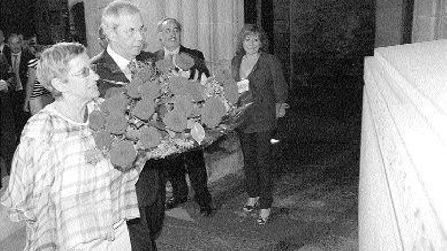 Touriño, acompañado de la presidenta del Parlamento, en la ofrenda floral ante la tumba de Castelao. / jorge leal