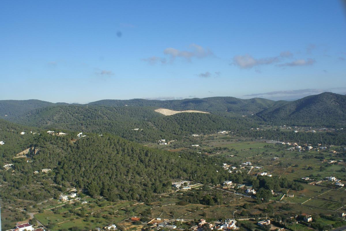 Viviendas diseminadas en zona rústica de Ibiza.