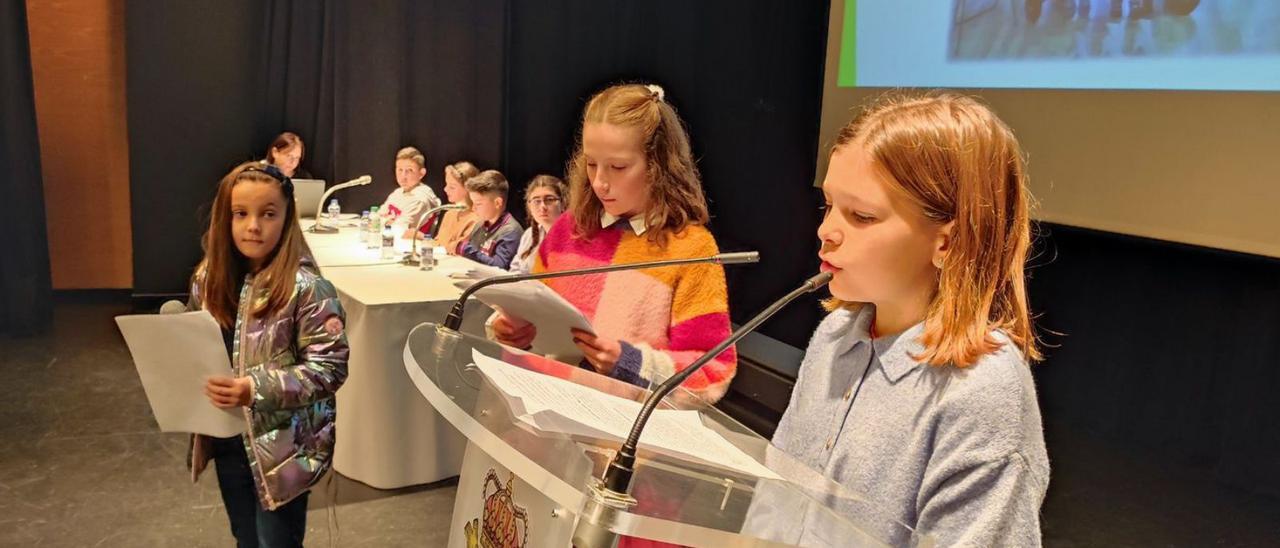 Carla Castelao, durante su intervención, junto a Ana Sánchez y Lucy Claire Fernández. | T. Cascudo