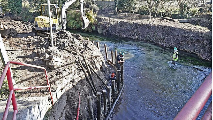 Trabajos de contención en la ribera. |  JOSE LORES