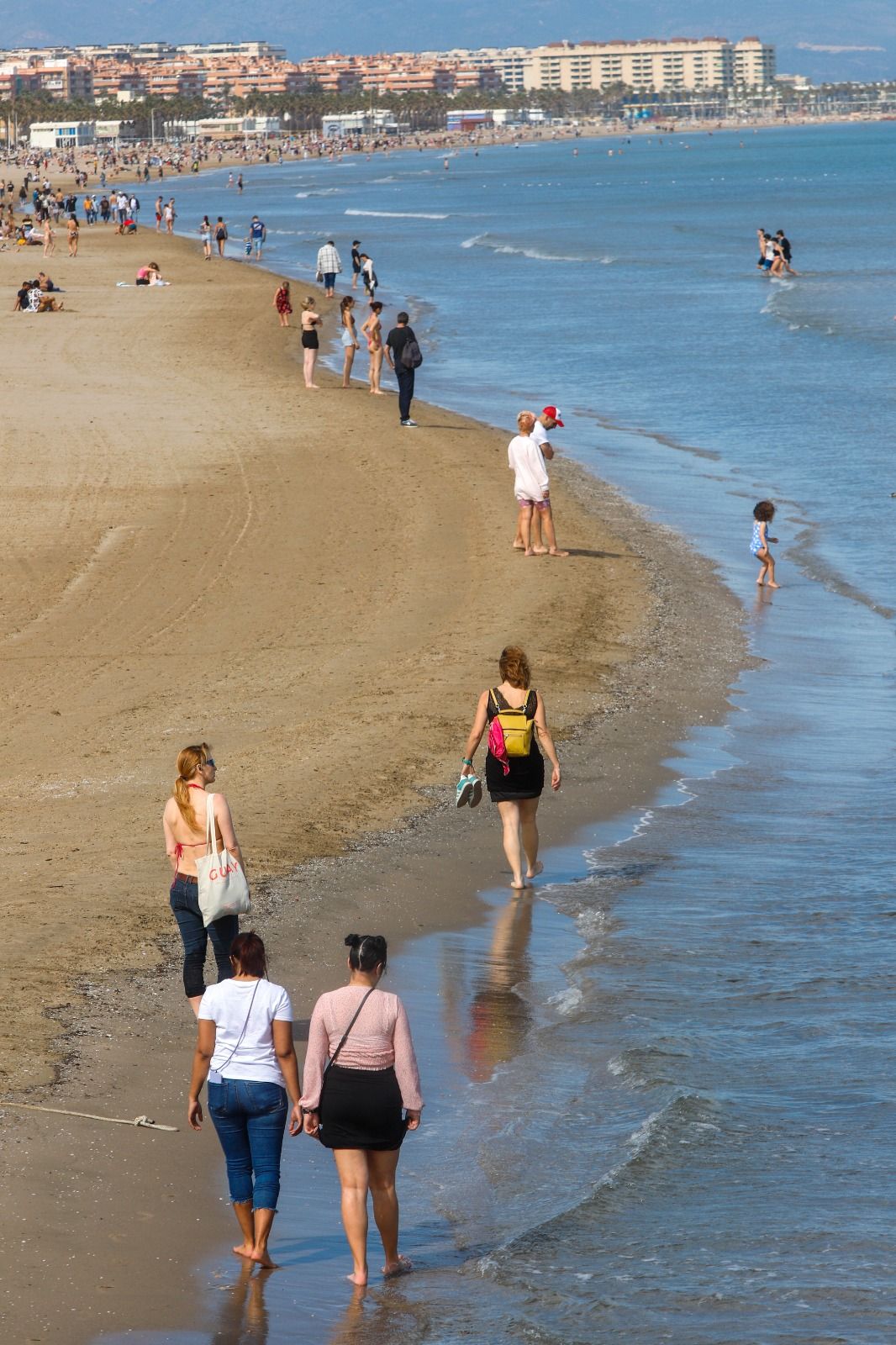 Los valencianos toman la playa en un sábado que roza los 30 grados