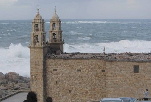 Un rayo calcina el santuario de Muxía