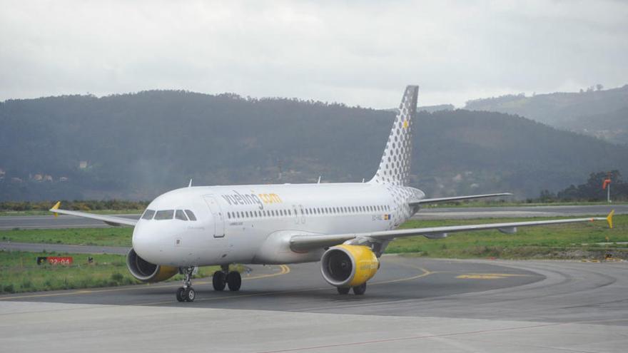 Un avión de Vueling en la pista del aeropuerto de Alvedro.