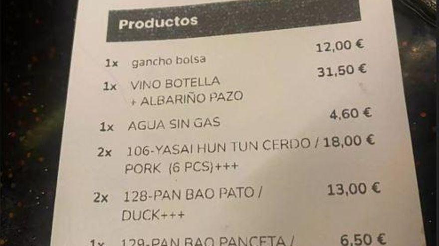 Un restaurante de Ibiza pide 36.000 euros a la mujer que denunció en redes el cobro por un gancho para colgar el bolso