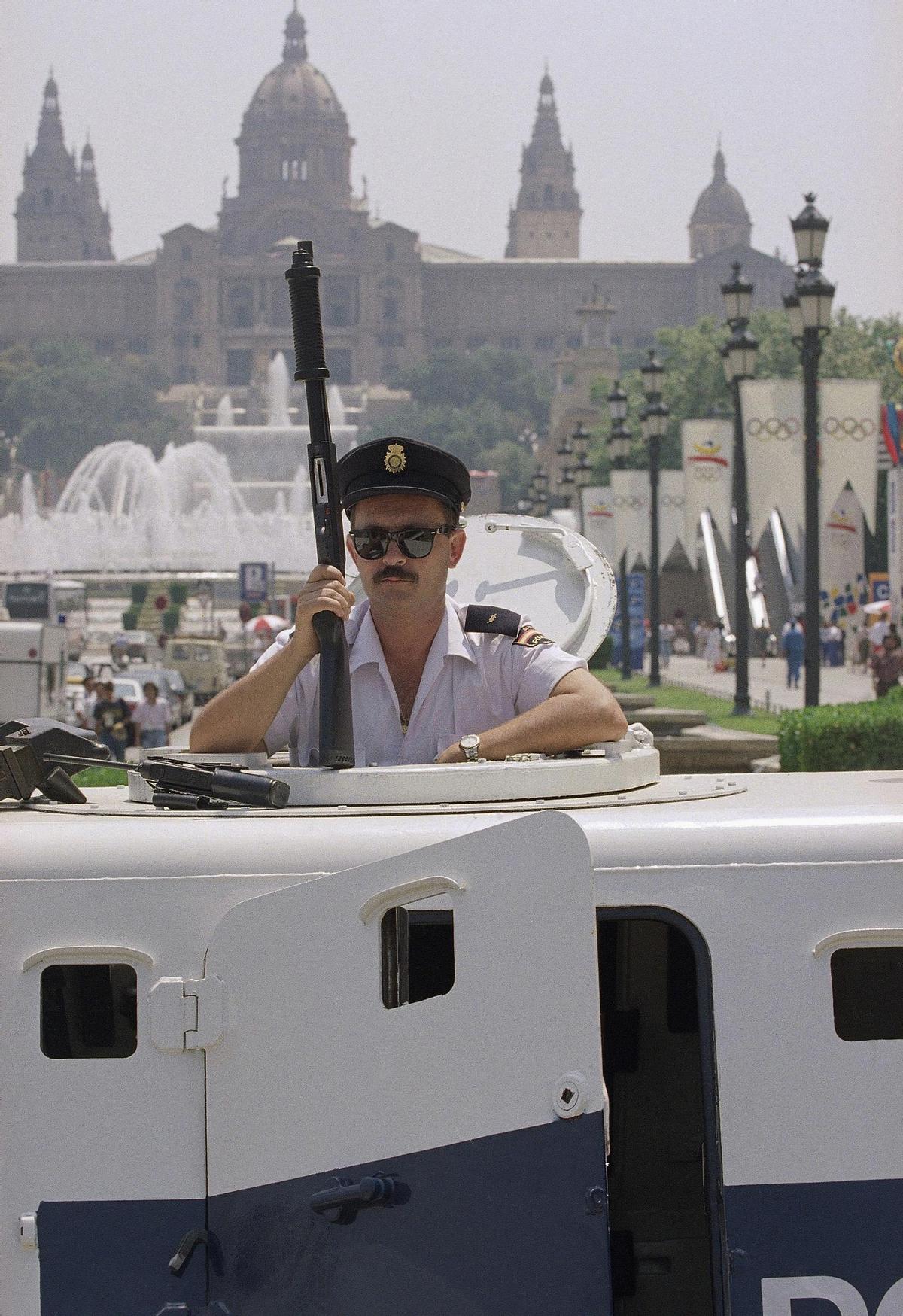 Un agente de policía, en un vehículo blindado, en la avenida de María Cristina de Barcelona, el 24 de julio de 1992, un día antes del inicio de los Juegos Olímpicos