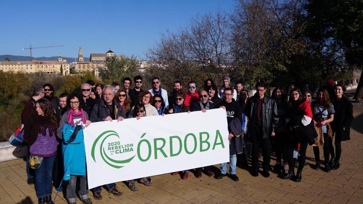 Medio centenar de cordobeses viaja en autocar a Madrid para asistir hoy a la Marcha por el Clima