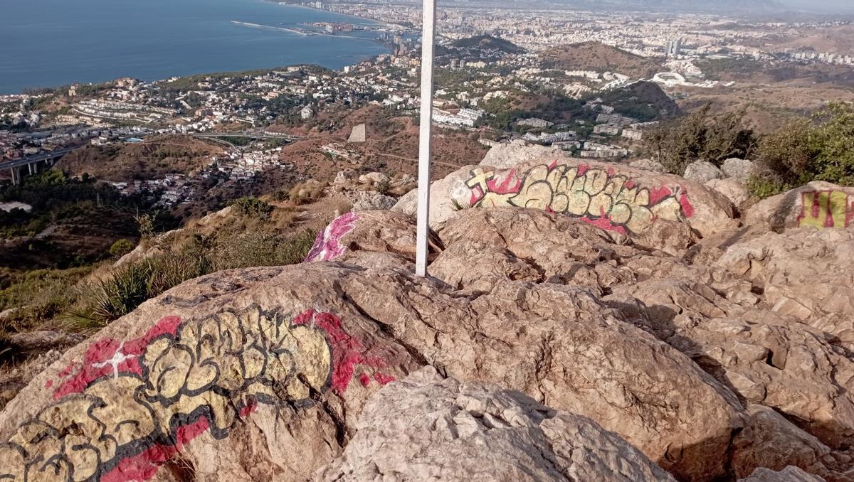 Vandalismo pictórico en la cima del San Antón, este mes.