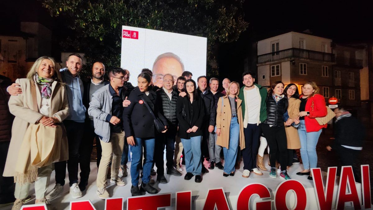 hez Bugallo junto a todo su equipo durante la pegada de carteles del grupo muniXosé Sánccipal PSdeG-PSOE