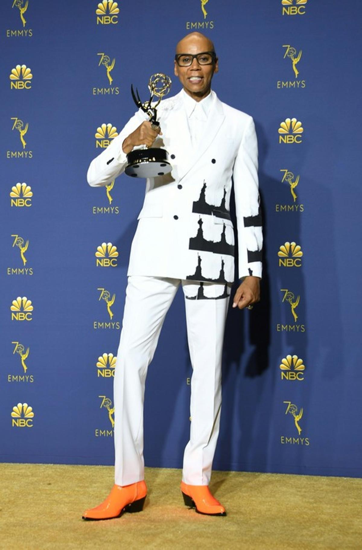 RuPaul Charles, con su Emmy por ’RuPaul Drag Race’.