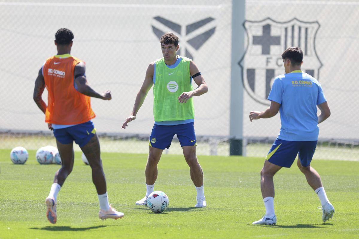 Andreas Christensen, con el balón, en el entrenamiento previo al Valencia-Barça.
