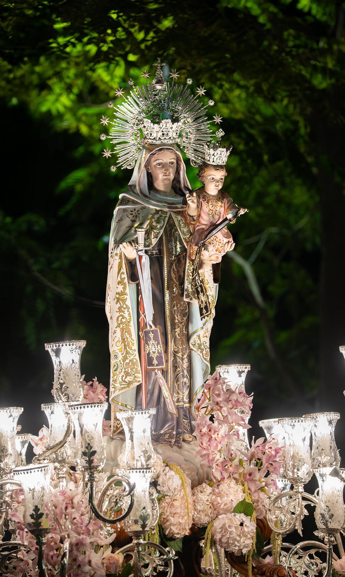 La devoción no desaparece con la llegada de la noche.