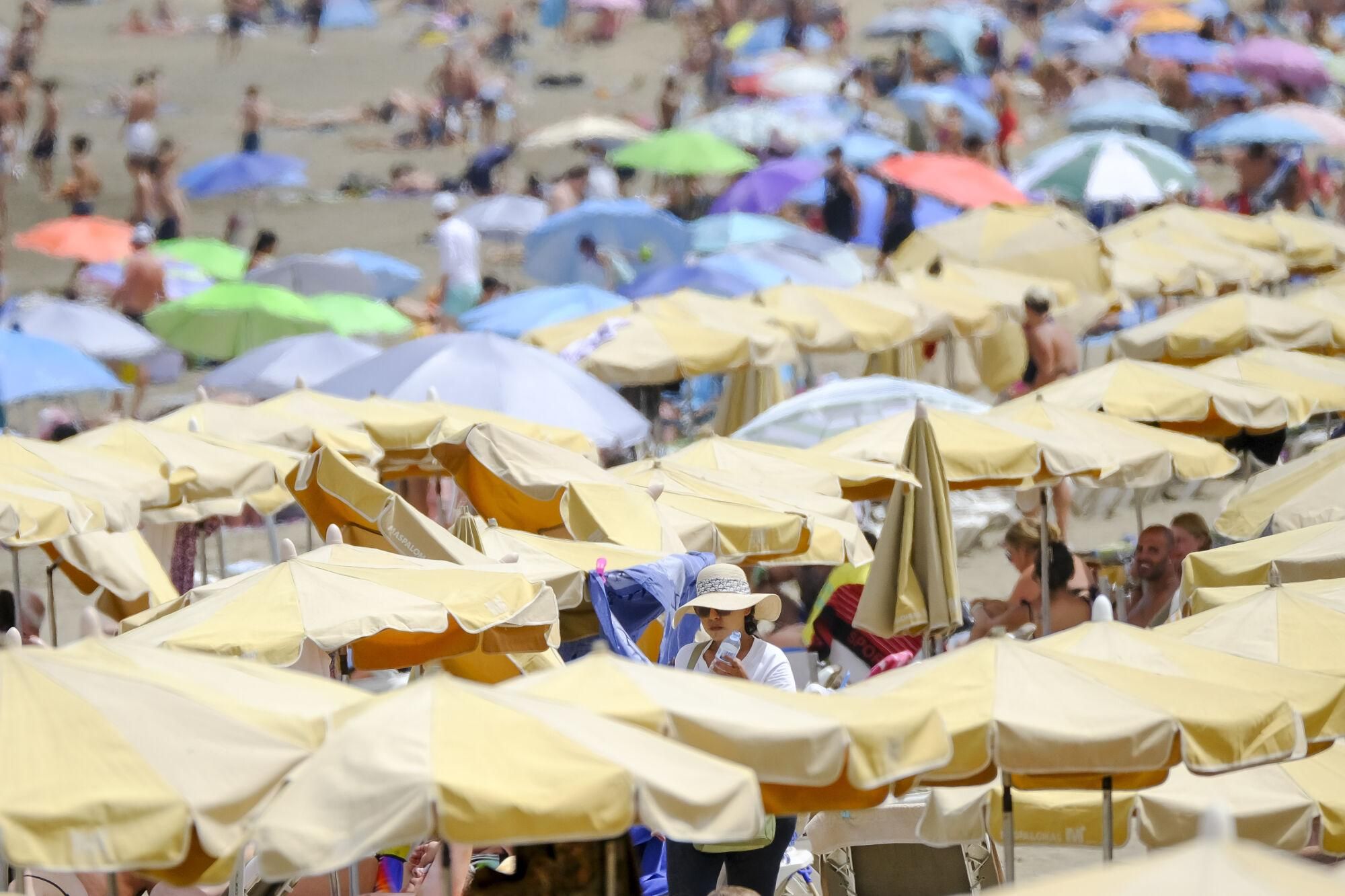 Jornada de fuerte calor en Playa del Inglés (17/07/25)