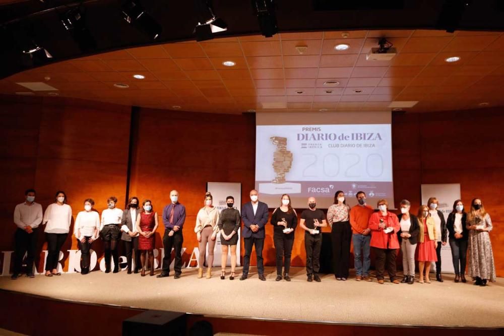 Foto de familia de todos los premiados.De izquierda a derecha: Héctor Martín, Sheyla Sironvalle, Violeta Vega, Noelia Azqueta, Ilana Martínez, Carmen Santos, Antonio Cordero, Susana Mingo, Sonia Sanch,Adolfo Moreno, Inmaculada Muñoz, Marco Martín, Asunción Pablos, Daniel Camacho, Adriana Martín, Montserrat Viñals, Rosa Padilla, Maria Tur, Laura Roig y Sara Barbado.