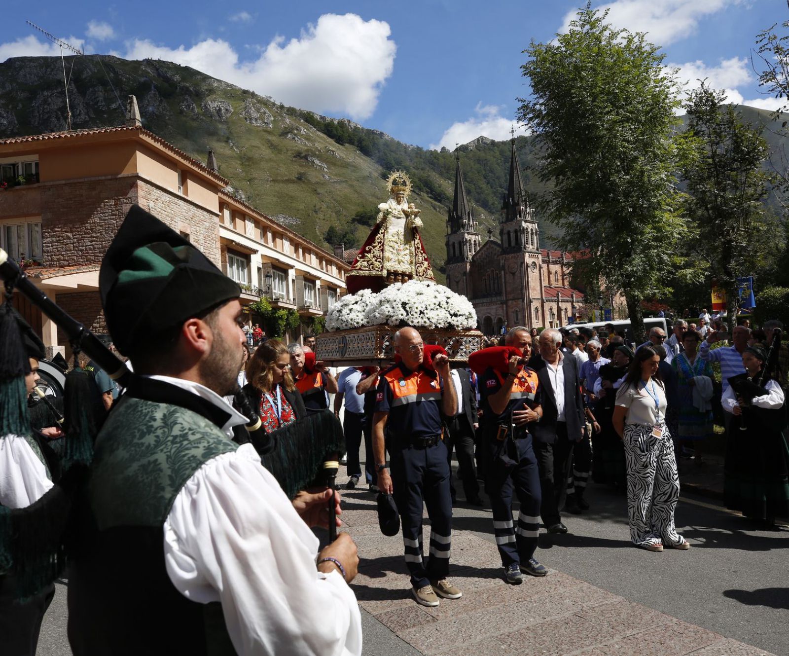 Miembros de Protección Civil de Cangas de Onís portan a la Santina en procesión. | Luisma Murias