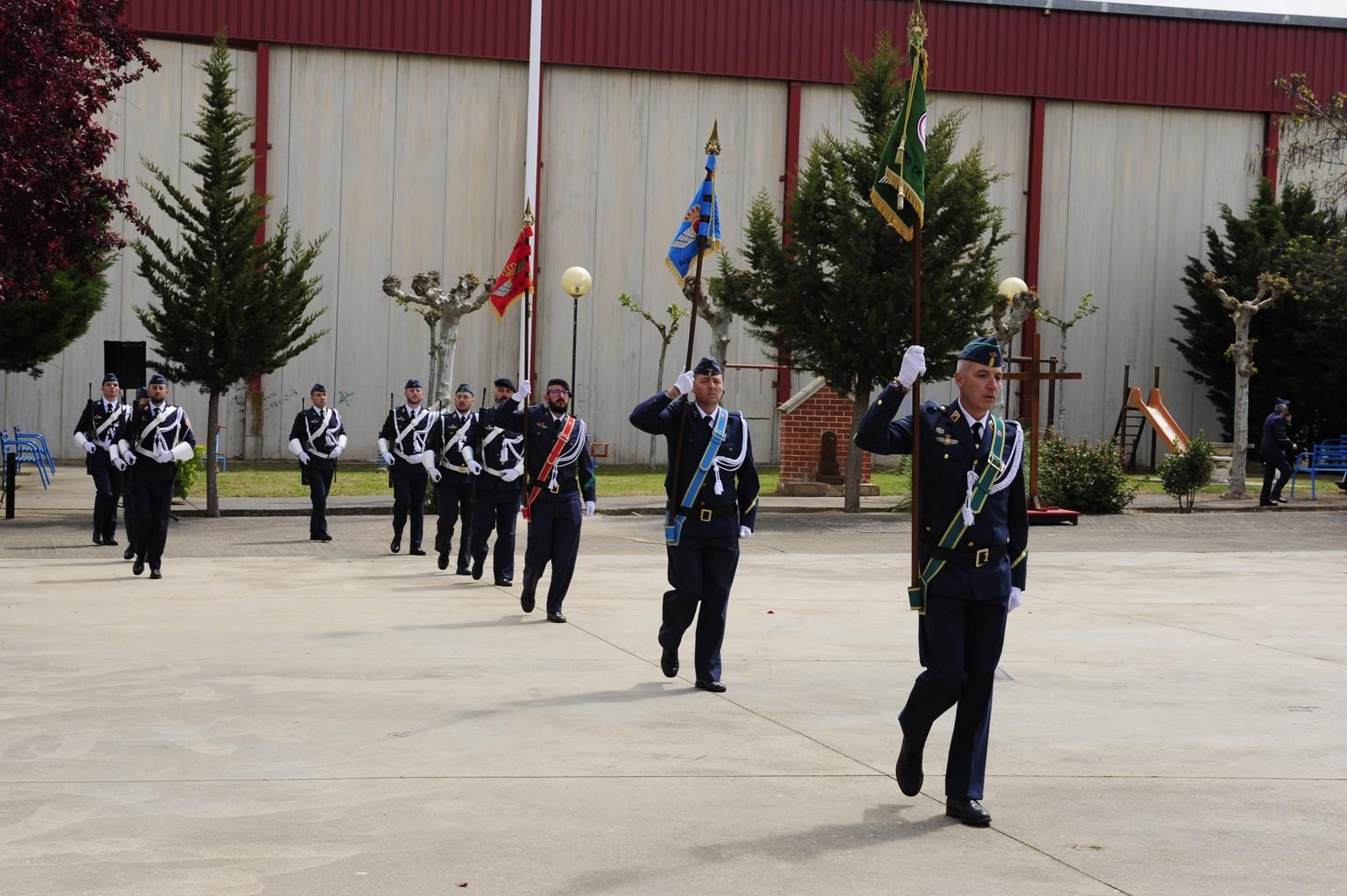 Izado de bandera en Burganes de Valverde