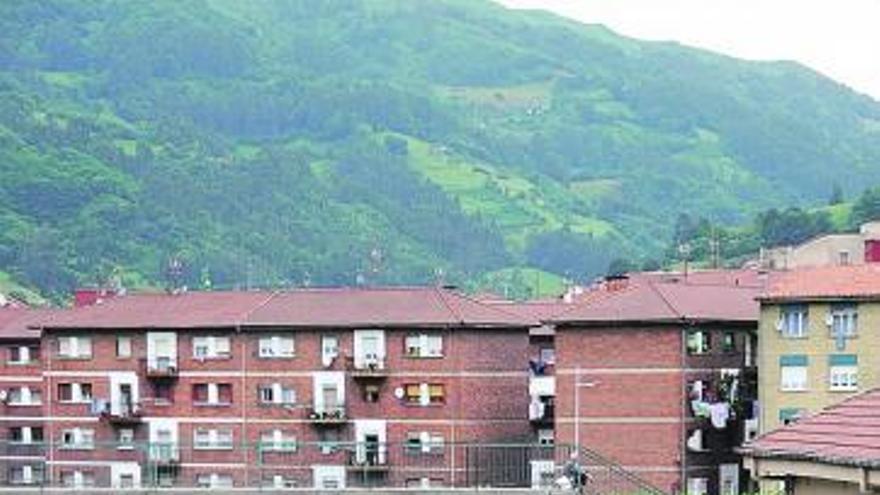 Un tren de Feve, en la estación de Mieres.