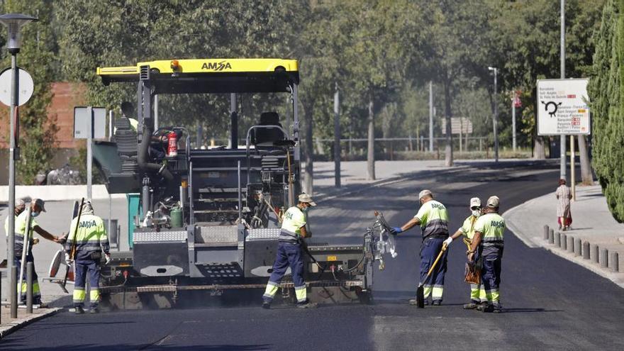 Obres d&#039;asfaltatge a Girona, l&#039;estiu passat.