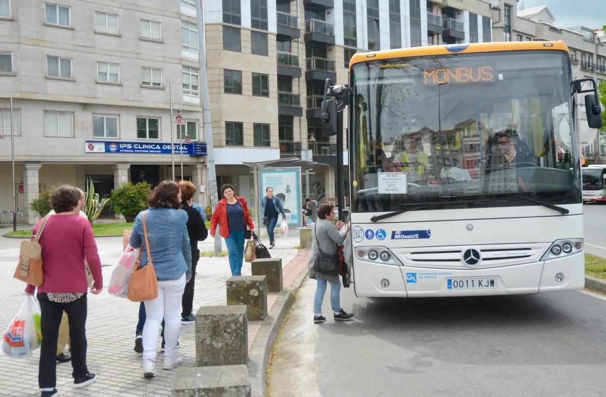 Parada de autobús con un vehículo recogiendo pasajeros en Pontevedra.