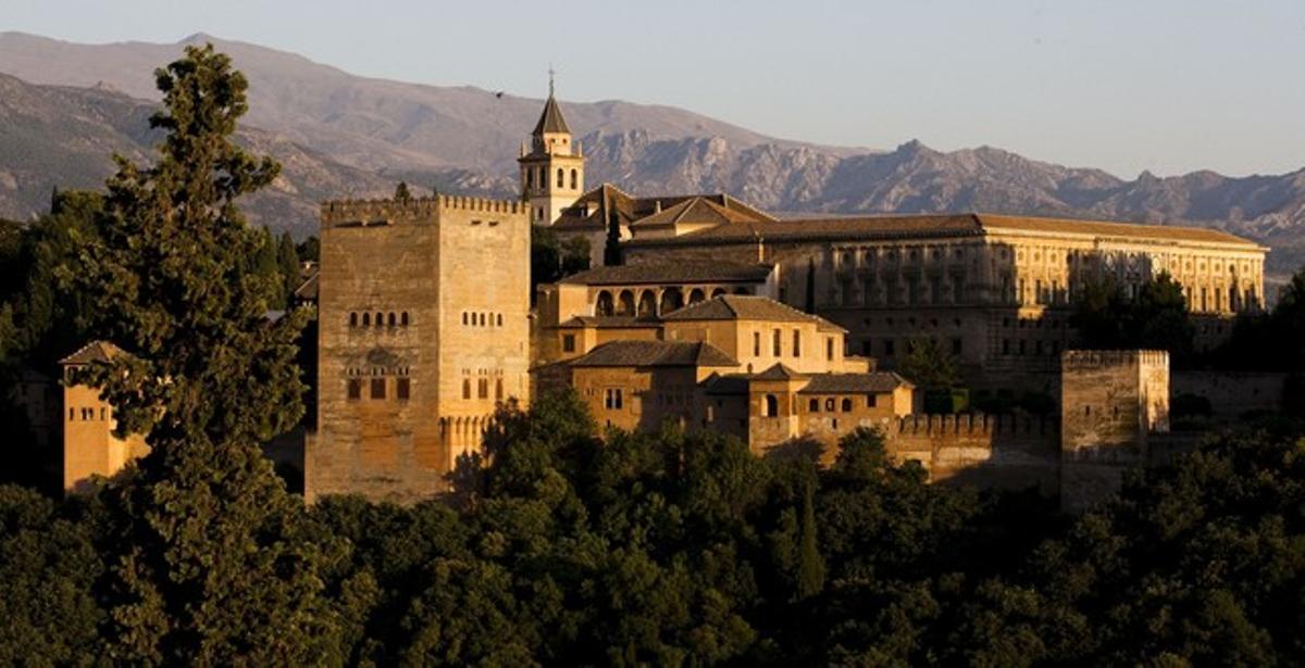 Vista panoràmica de l’Alhambra de Granada. Vista panoràmica de l’Alhambra de Granada.