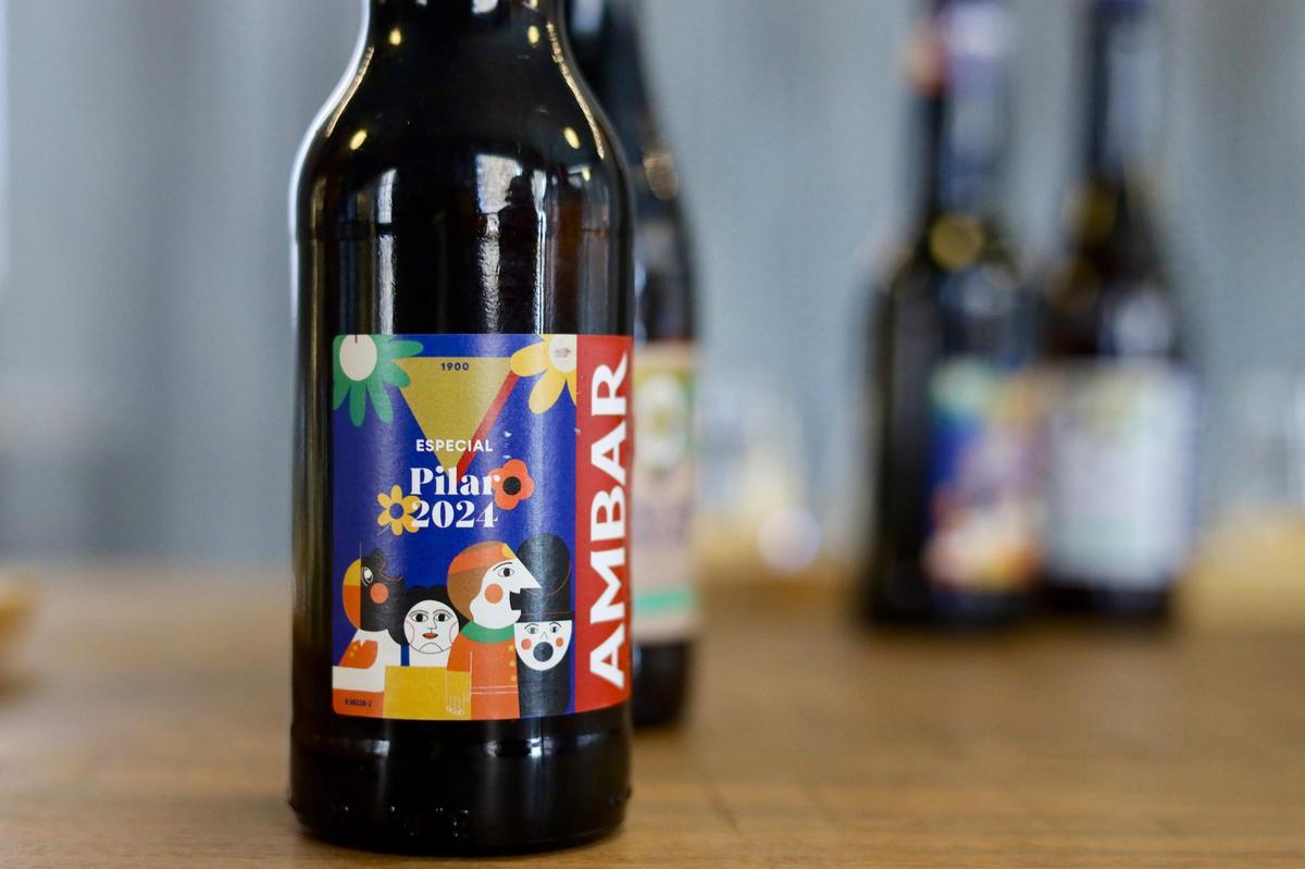 Detalle del etiquetado de los botellines de Ambar 'Especial'' realizado para la fiestas del Pilar 2024.