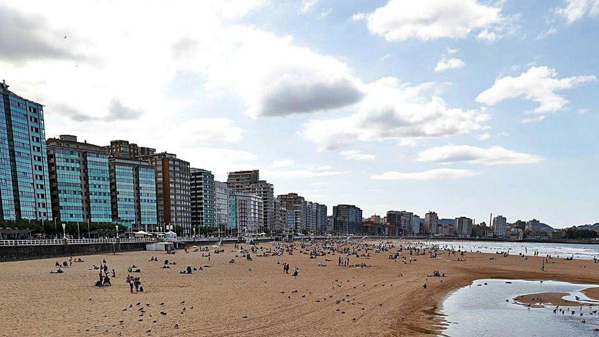 La desembocadura del Piles, con toda la playa abierta, ayer.