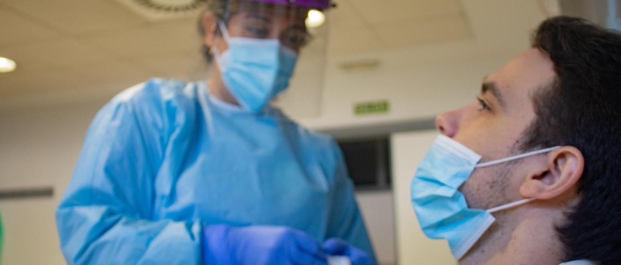 Toma de muestras para un test de coronoavirus, en una imagen de archivo