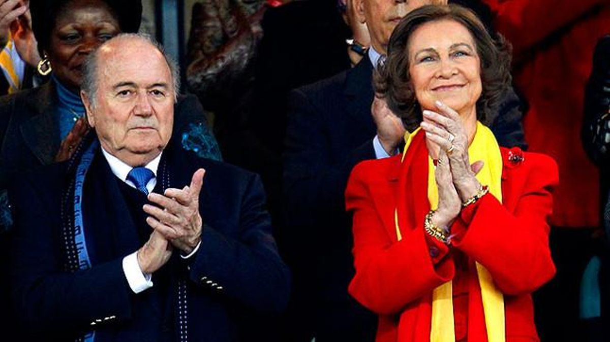 La reina Sofia aplaudeix el triomf espanyol al costat del president de la FIFA Joseph Blatter, a l’estadi de Durban, a Sud-àfrica.