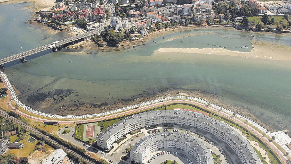 Al fondo, vista aérea de la zona de la ría con el posible yacimiento romano.  // Roller Agencia