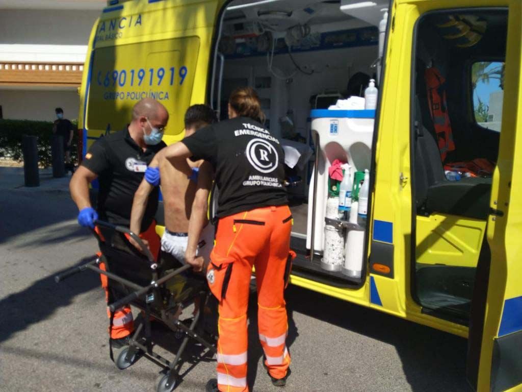 Un menor se clava un anzuelo doble enredado en unas boyas en una playa de Ibiza