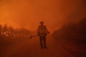 Los incendios tiñen el paisaje de California