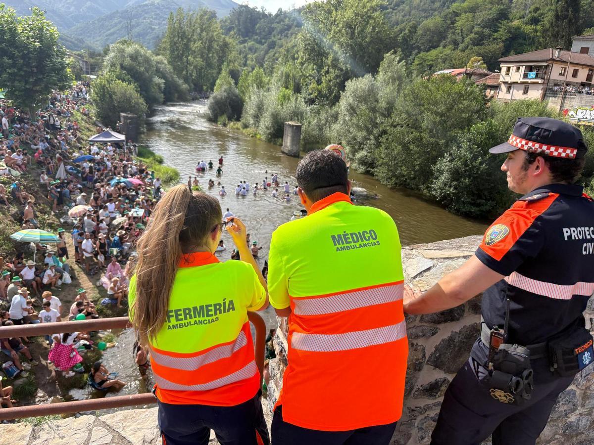 Sanitarios y voluntarios de Protección Civil, en el puente medieval de Puente d'Arcu.