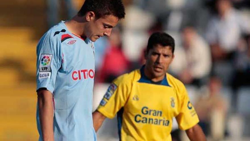 Joselu, cabizbajo, junto a un jugador del Las Palmas.