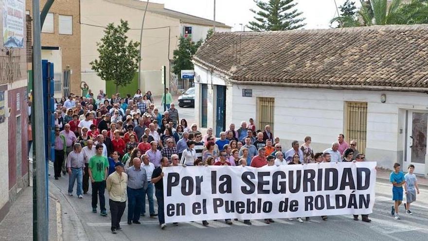 Vecinos de Roldán, en Torre Pacheco, manifestándose ayer por la falta de seguridad.